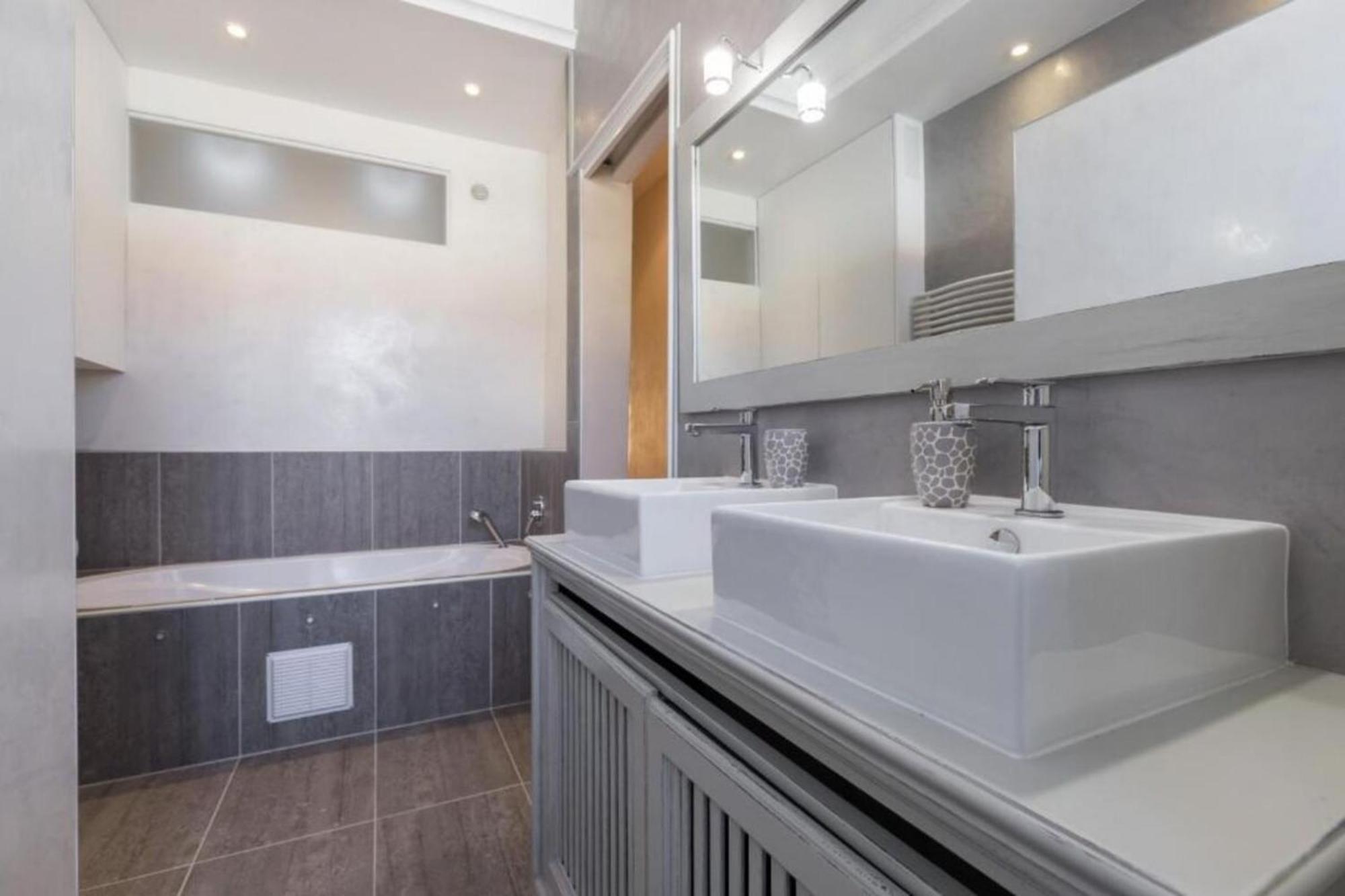 Apartment Gioffredo 14 - Spacious With Balcony